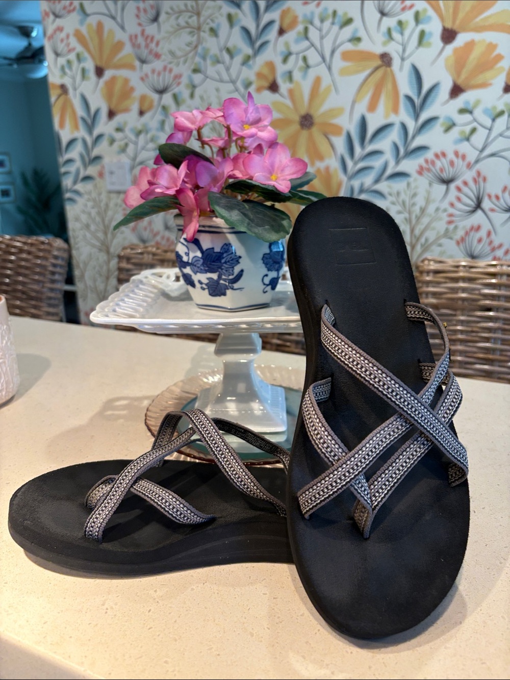 Teva Olowahu Flip Flops in Black and Gray - Women’s Size 9